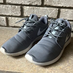 Women’s Nike Roshe tennis shoes. Size 9. Color gray.